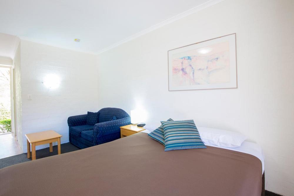 Summer East Apartments Orange Room photo